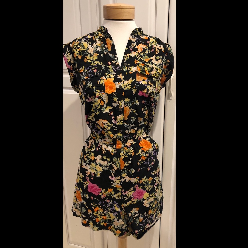 Perfect Springtime Floral Romper!! 🌼 - Picture 2 of 2